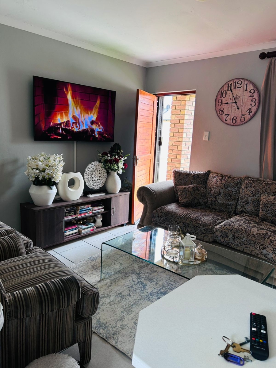 To Let 2 Bedroom Property for Rent in Waterval East North West